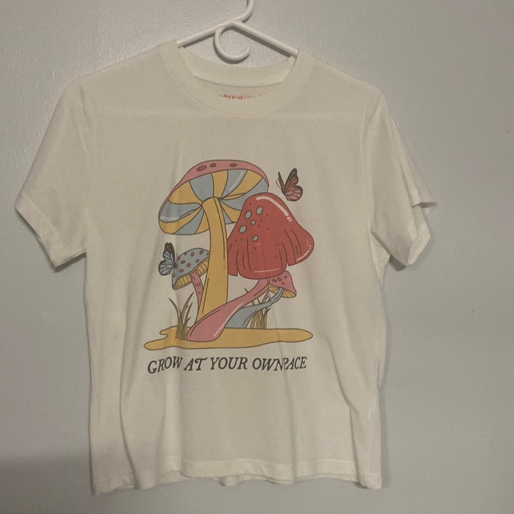 White short sleeve shirt with designs